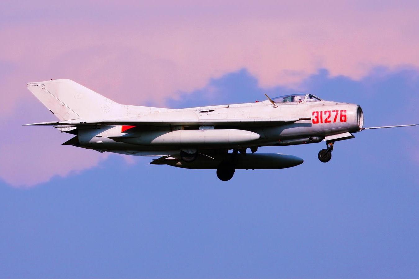6月12日新中国生产数量第一的歼6战机退役萨沙历史上的今天