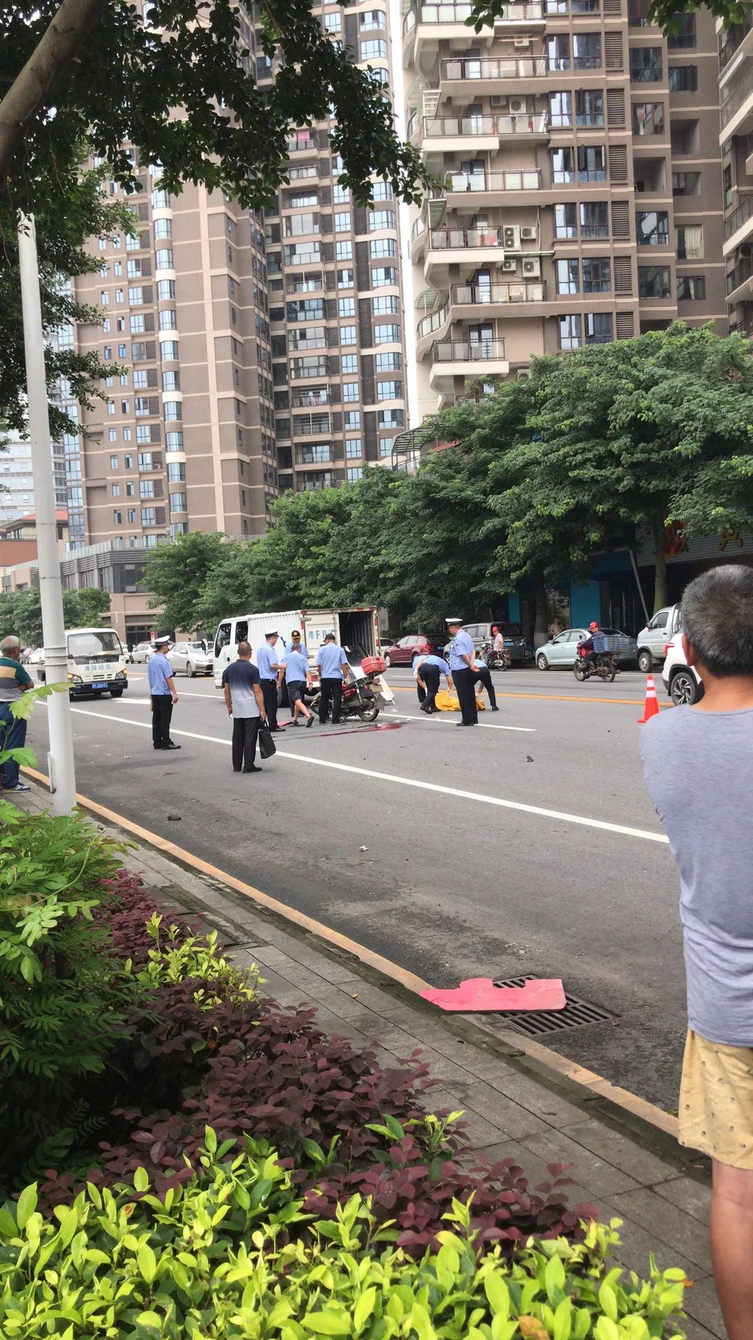 今早武江区沿江路摩托车与货车相撞悲剧了