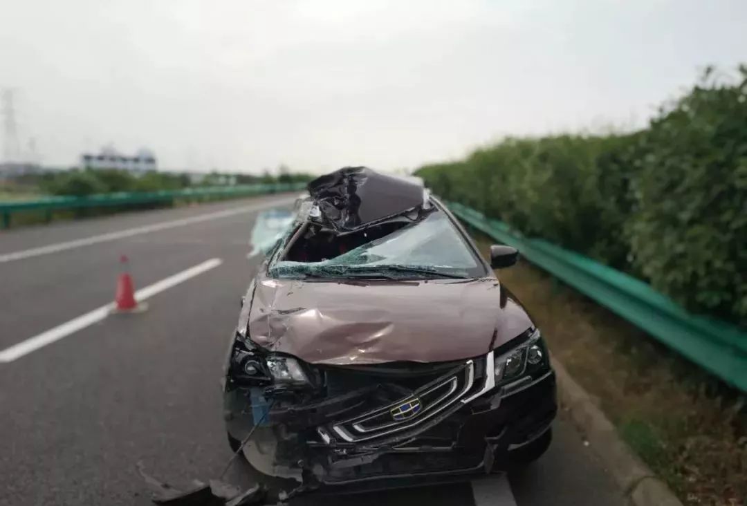 阜阳往合肥方向,小轿车高速追尾!司机:嗵一声,啥情况呀?