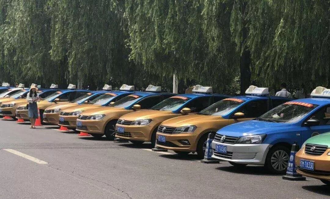 民革铁岭市中山支部联合铁岭市大众出租车公司,开展助力高考公益活动