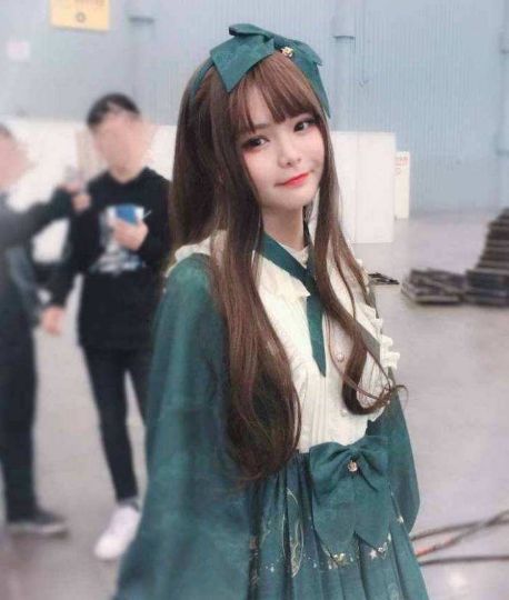 00后受欢迎网红女歌手陈雪凝绿色垫底第一受小学生追捧