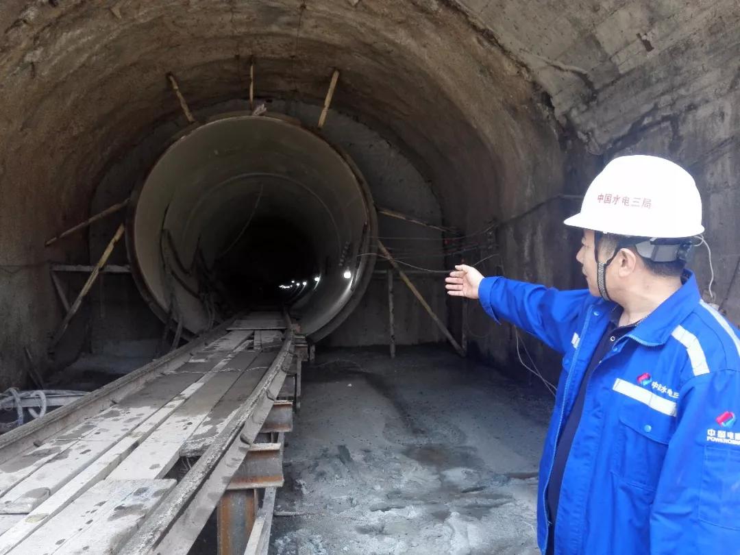 即将合龙的输水主隧洞压力钢管洞口