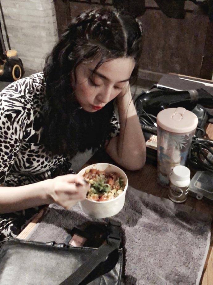 范冰冰晒吃饭自拍照看样子饭不太好吃