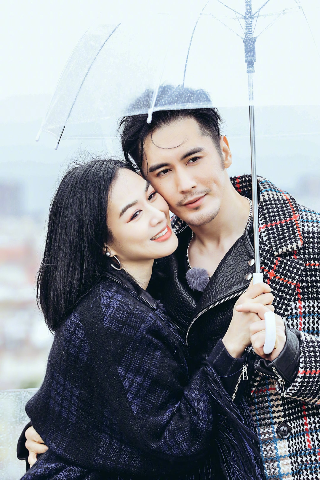 夫妇合体,钟丽缇蔡少芬情侣装养眼,杨烁袁成杰解锁拍照新姿势_王黎雯