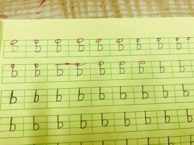 学生写的字母b占满了上格,被老师指出不规范不良习惯4骄傲自满不肯