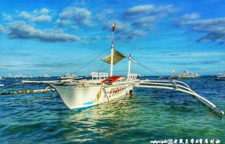 菲律宾：正面阿罗那碧海蓝天，背面盲人按摩师破草房