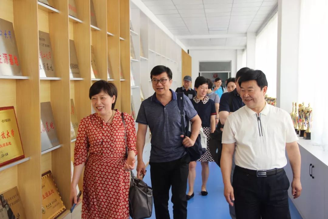 上海实验学校教育集团徐红一行来我市康杰中学运城国际学校东康中学
