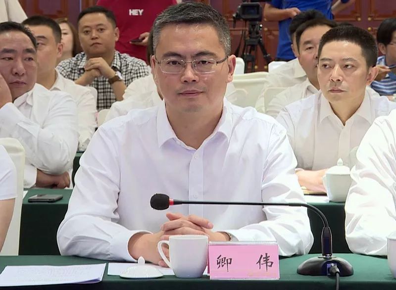 卿伟在签约仪式上介绍了整个项目的前期推进情况.