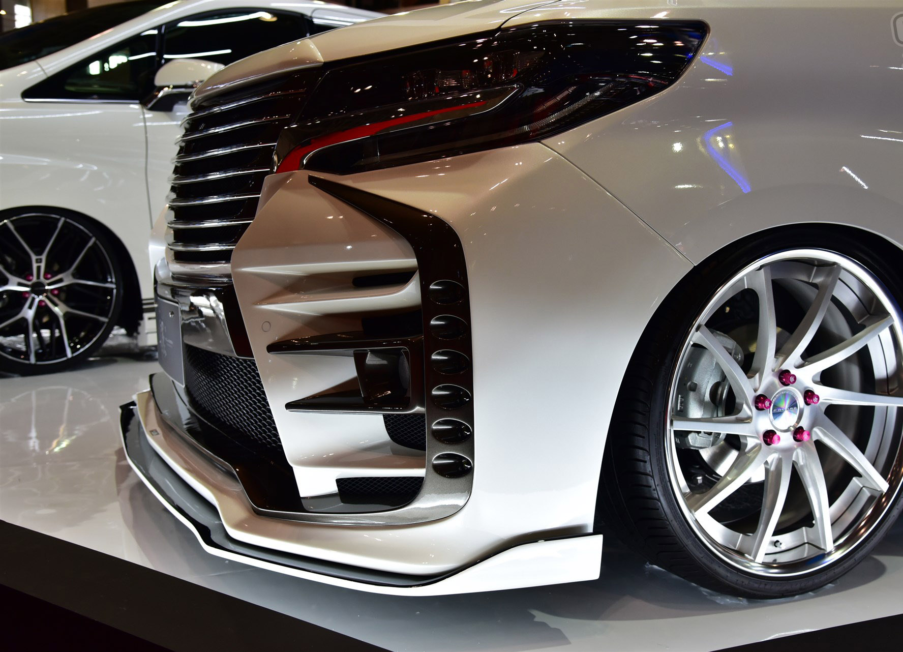 丰田保姆车埃尔法vip风格宽体改装升级