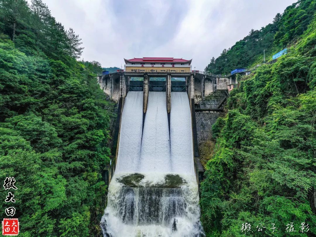 航拍福建大田坑口水库开闸泄洪壮观