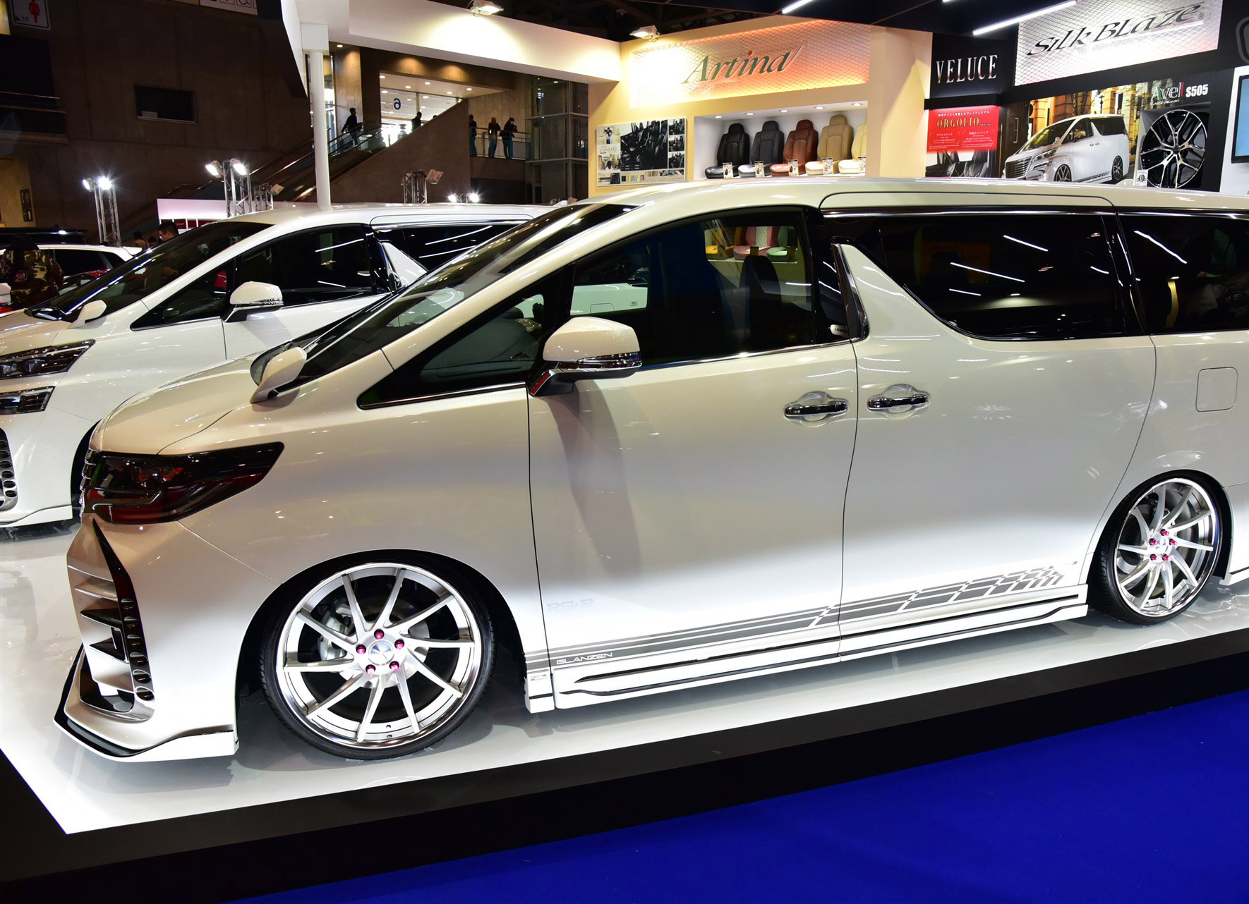 丰田保姆车埃尔法vip风格宽体改装升级