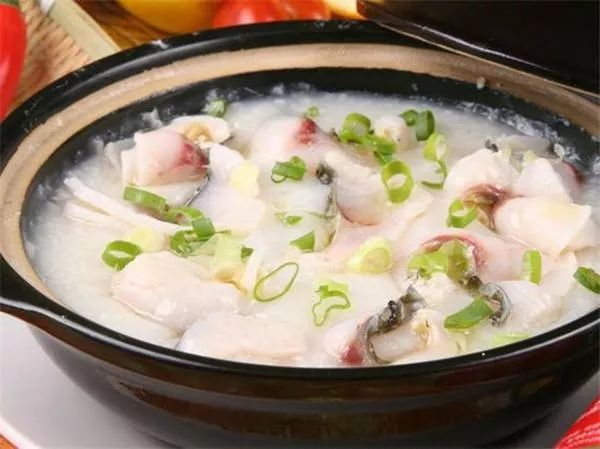 高州这间隐藏在市区小巷的全鱼火锅店食饭竟要排长龙老板有咩法宝