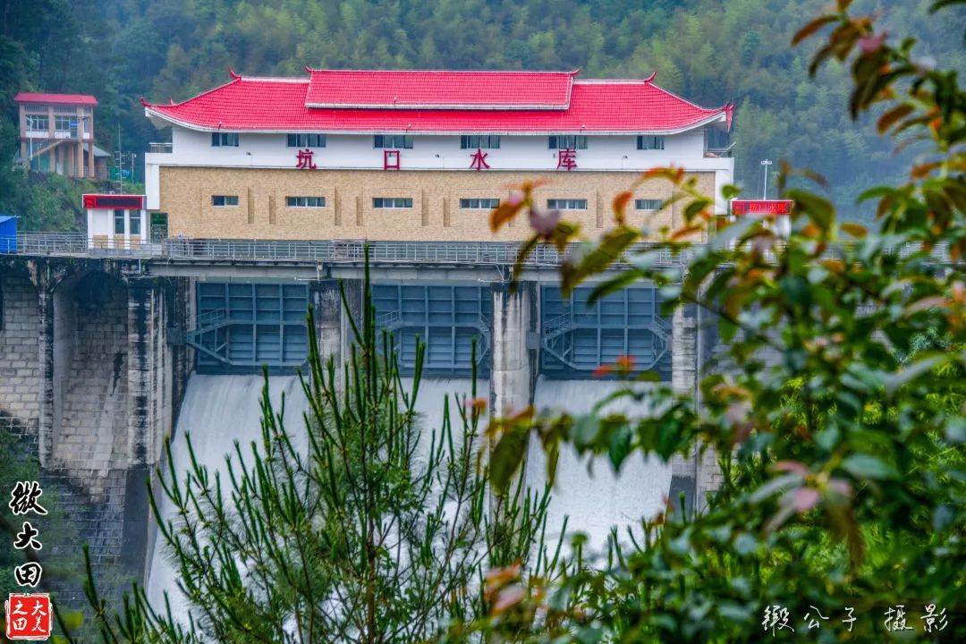航拍福建大田坑口水库开闸泄洪壮观