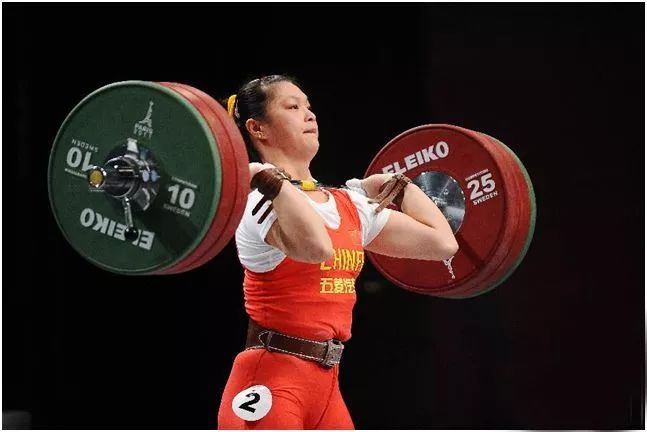 偶像!西海岸新区举重名将康月再夺世界冠军