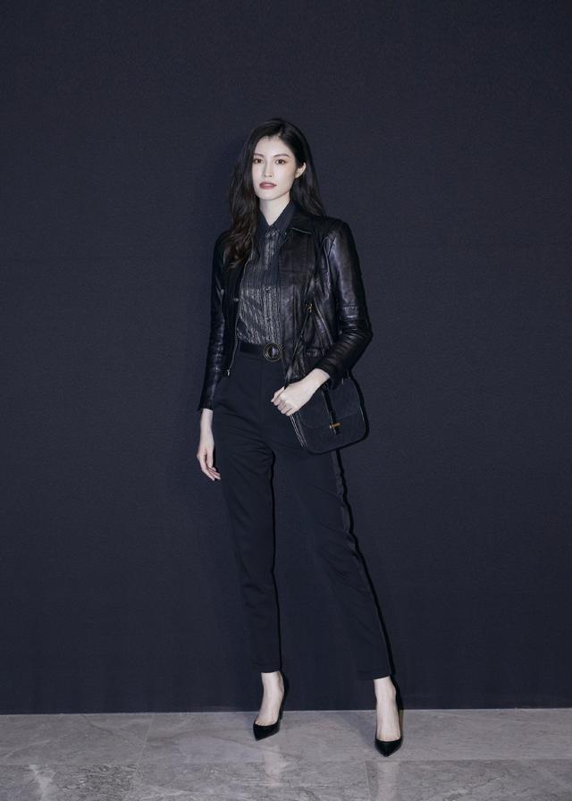 何穗真厉害,亮片紧身裙胸口"挖洞",配12厘米细高跟美得惊艳