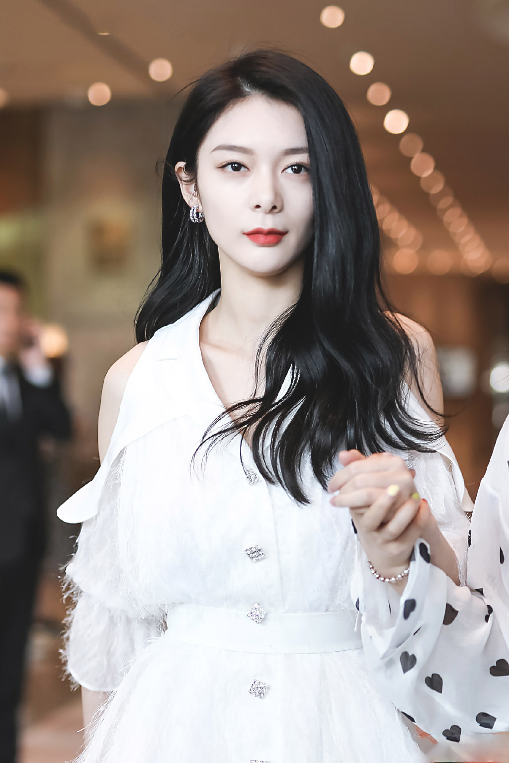 原创傅菁的红唇也太好看了吧,穿白裙气质出众,网友:红唇美女!