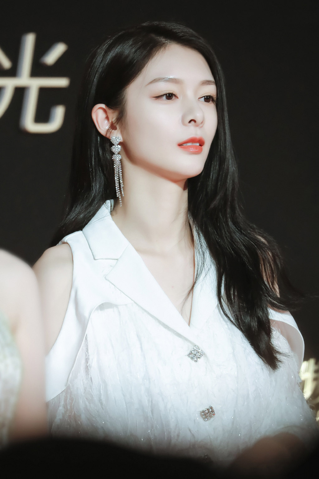 原创傅菁的红唇也太好看了吧,穿白裙气质出众,网友:红唇美女!