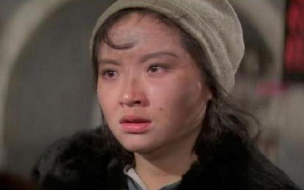 她是影后演过黄蓉两次婚姻都很失败如今60岁却活得潇洒