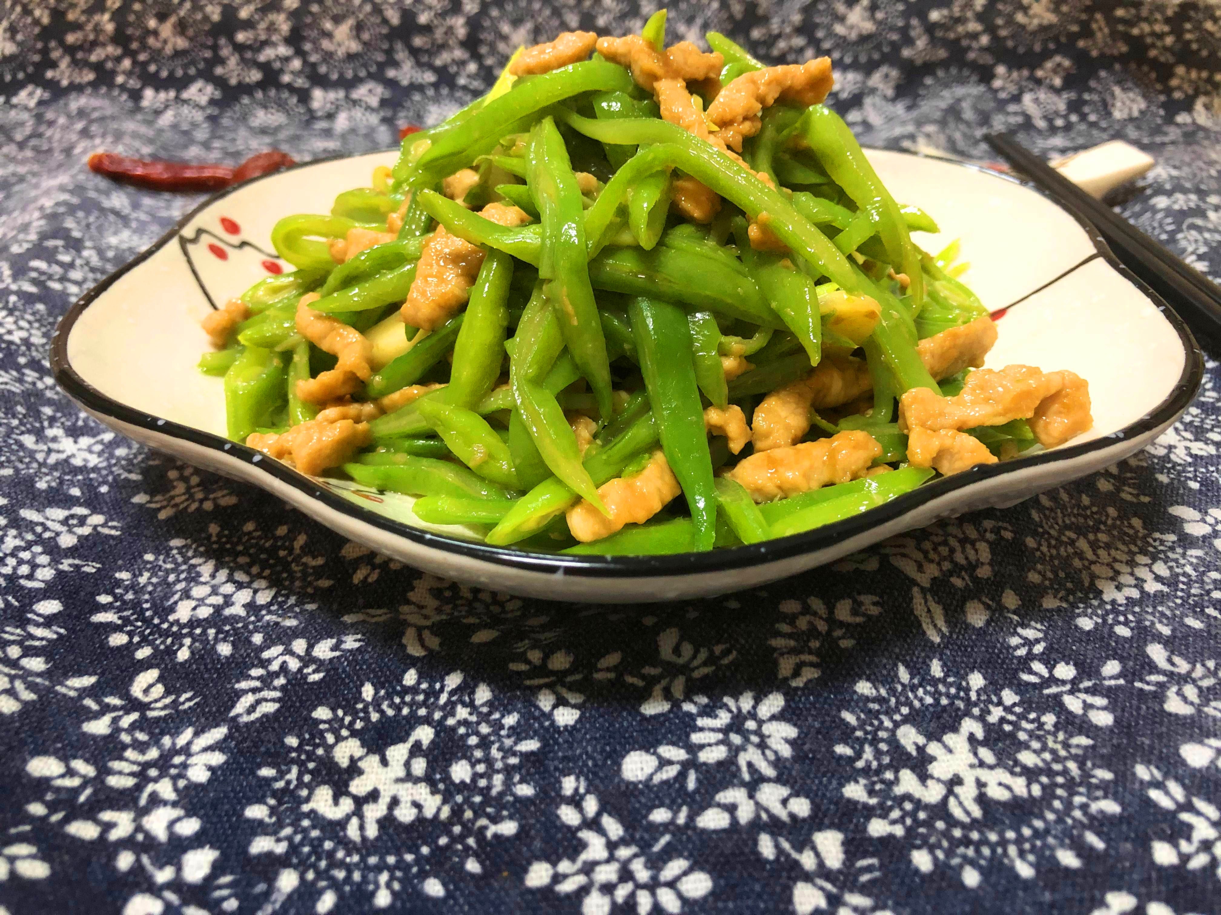 怎样才能做出鲜绿又熟透的芸豆炒肉?教你一招,学会够用一辈子