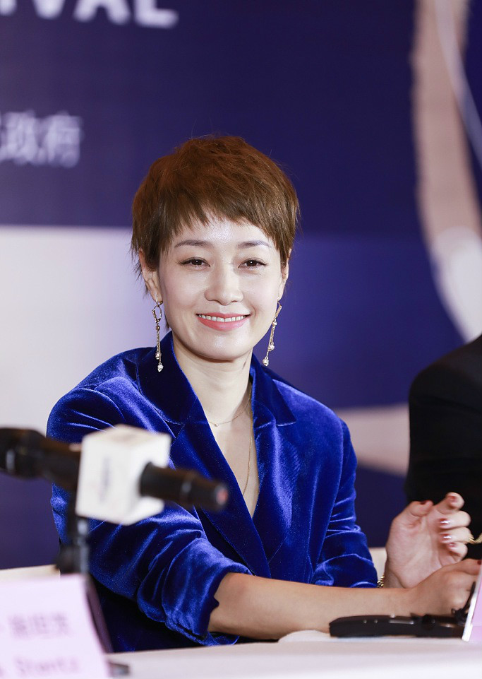 文章妻子马伊琍出席活动 短发清新 笑起来忒甜美
