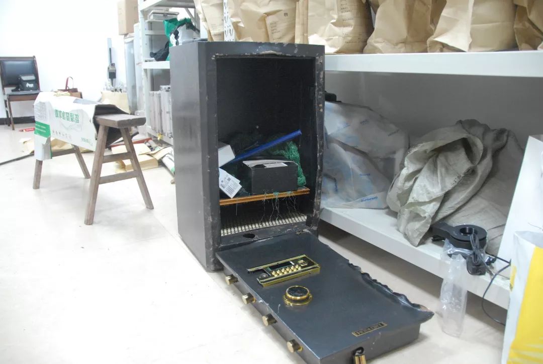 巴中两男子"全副伪装"盗窃门市保险柜 ,结果也没能逃脱