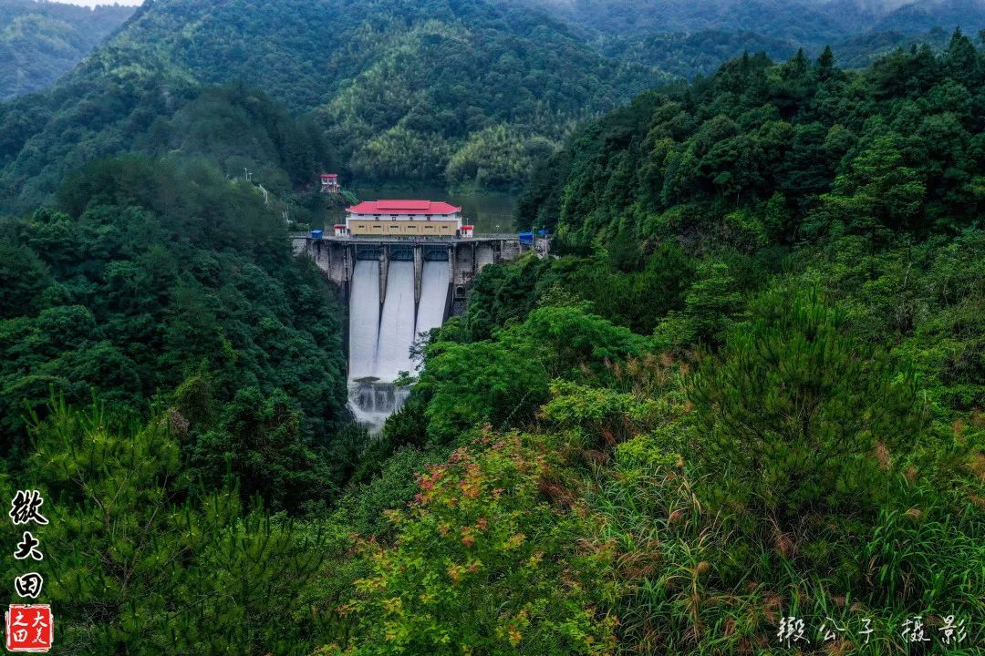 航拍福建大田坑口水库开闸泄洪壮观