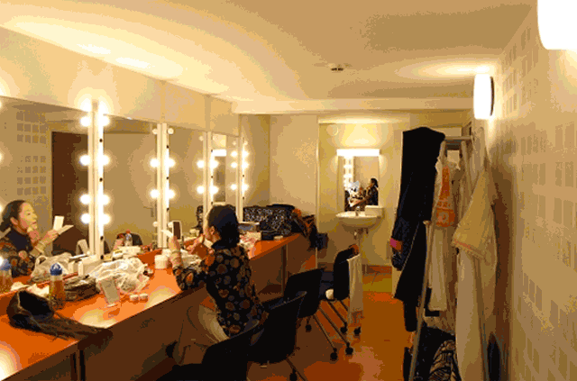 外面那些剧场啊,走秀的化妆间长什么样!让我们先看看爆点一.