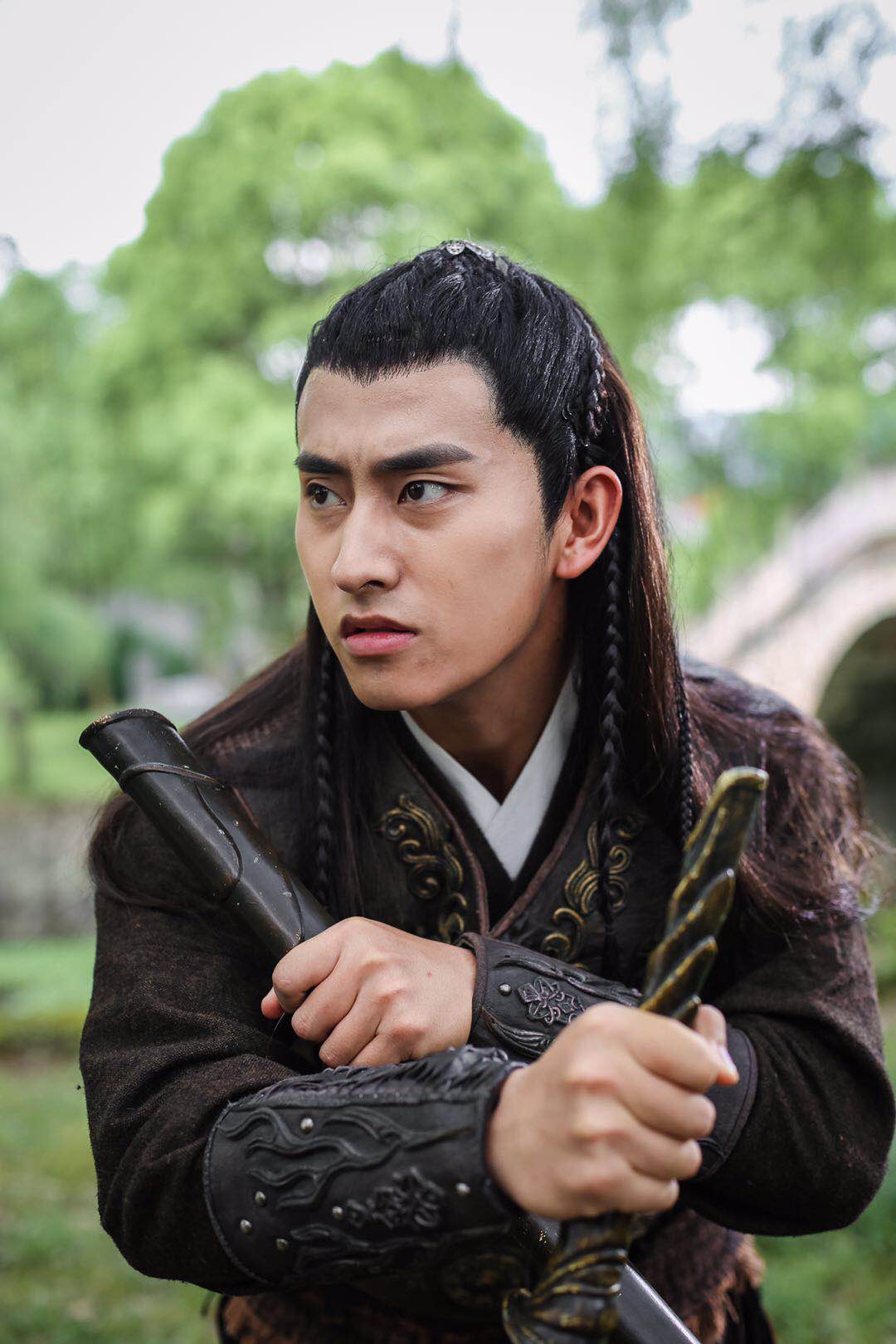 狐友国民校草潘悦铭:文可提笔当书记,武可拔剑怼仇人