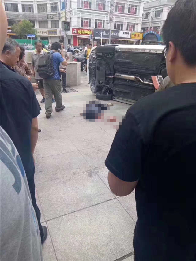 突发!青岛62岁女子为避12元停车费,将母女两人撞伤