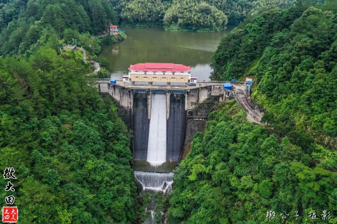 航拍福建大田坑口水库开闸泄洪壮观