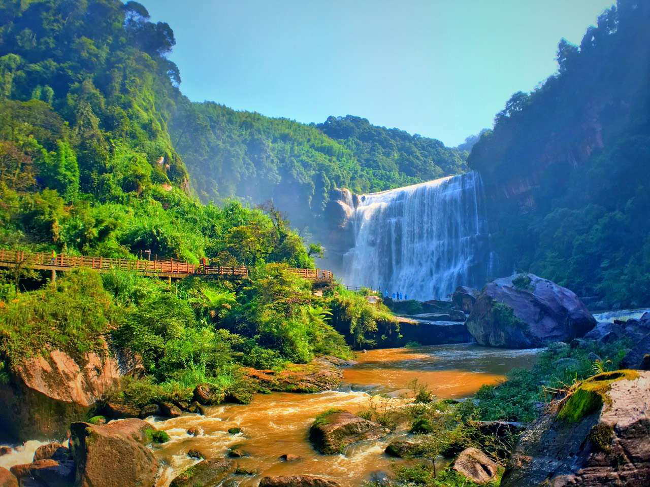 其中最宏伟壮观的是赤水丹霞大瀑布景区里的十丈洞瀑布
