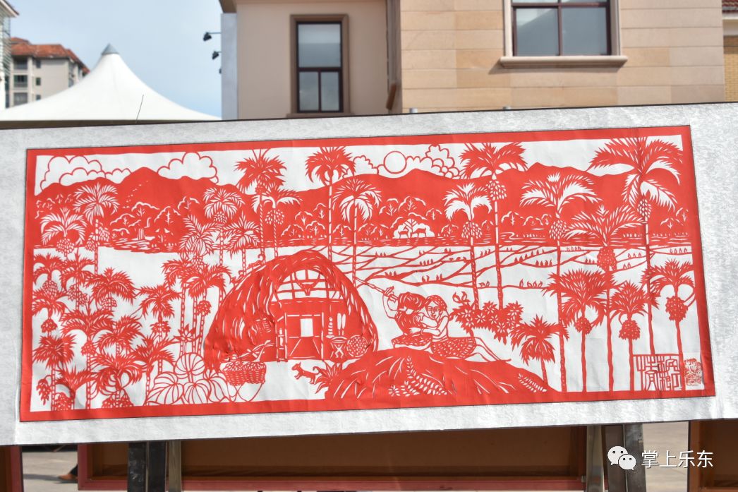 活动现场设置非遗产品展销台,展销我县黎族织锦,黎族剪纸等非物质文化