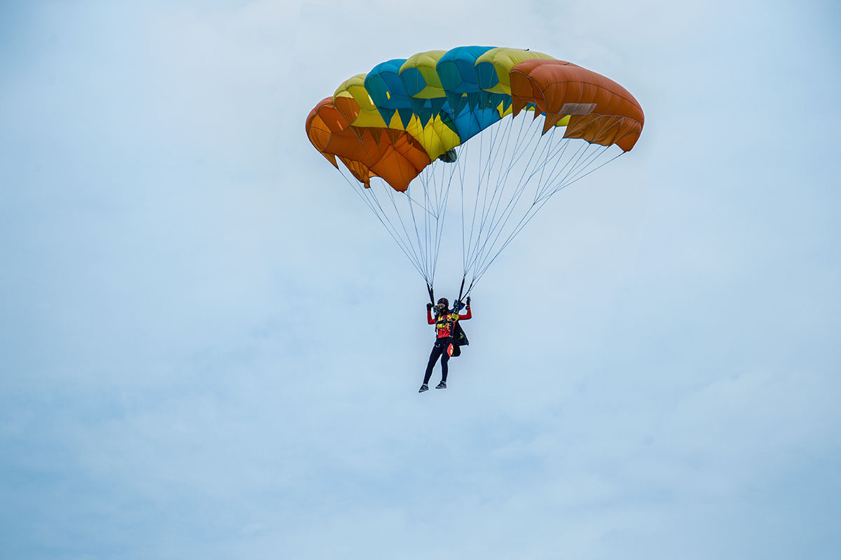 军运会跳伞项目测试赛在武汉开赛