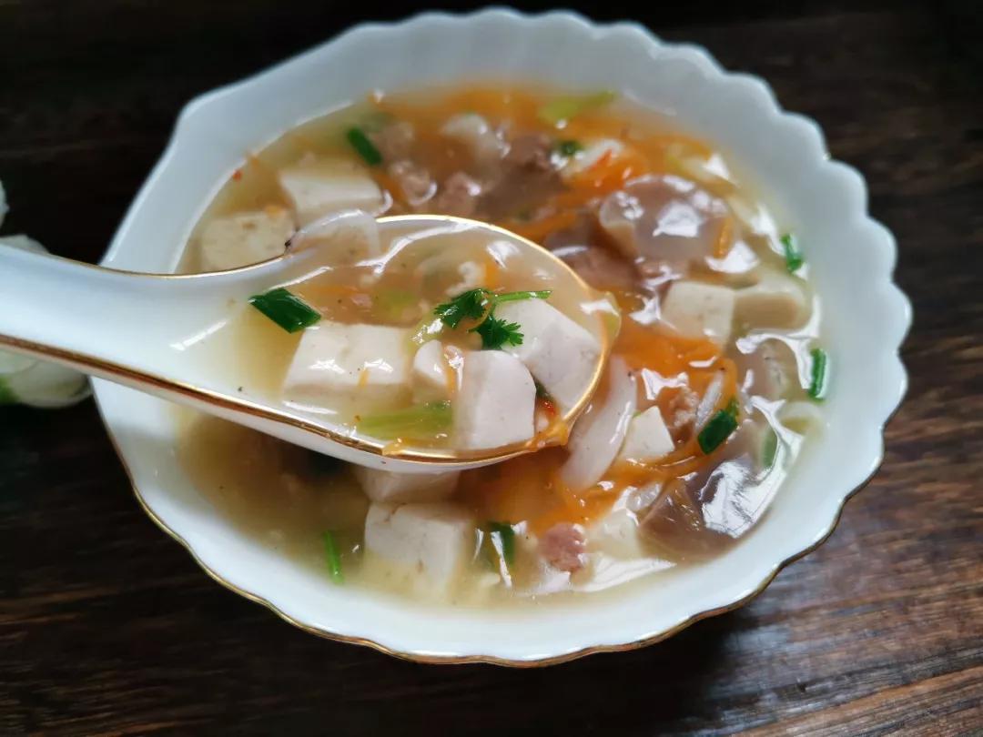 家常豆腐羹或是三鲜羹等是我家常做的菜肴,一般有豆腐,肉末,鸡蛋,蔬菜