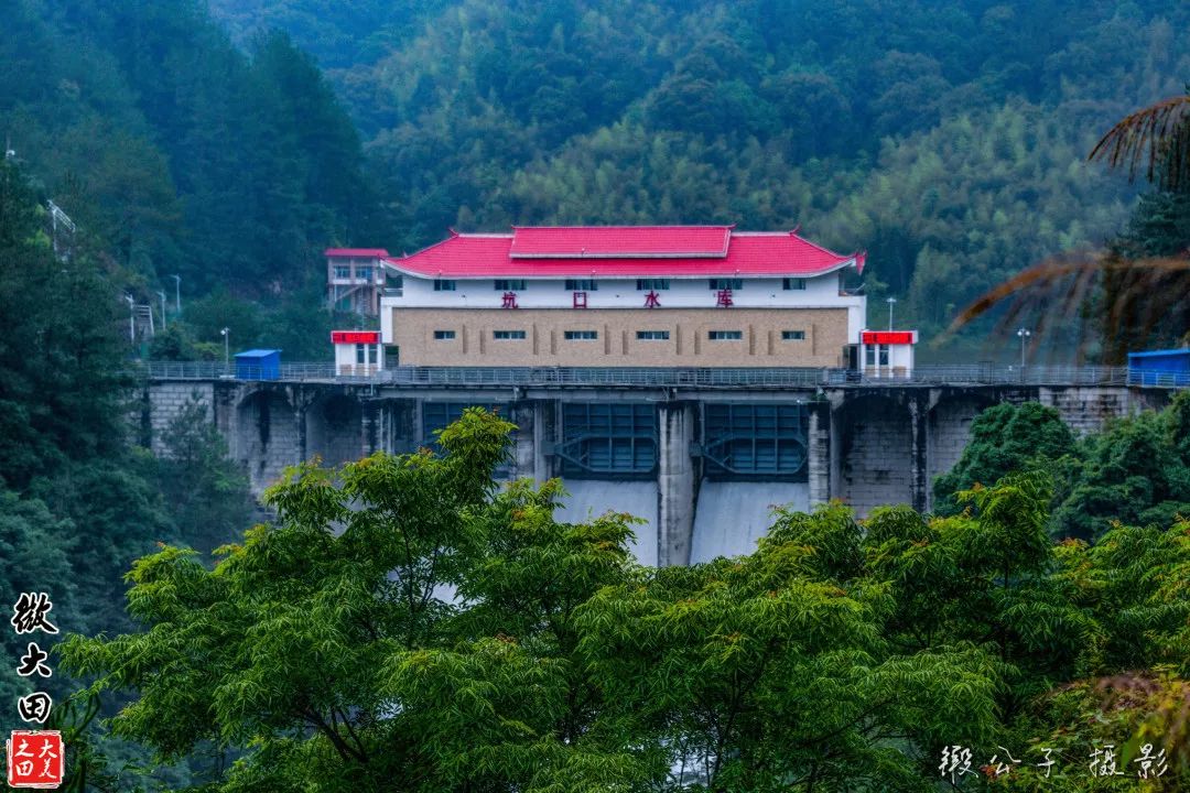 航拍福建大田坑口水库开闸泄洪壮观