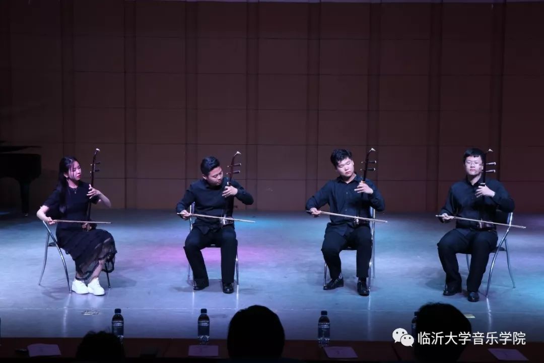 由韓凌芸老師指導的琵琶與中阮合奏曲《火把節之夜》率先奏響,富有