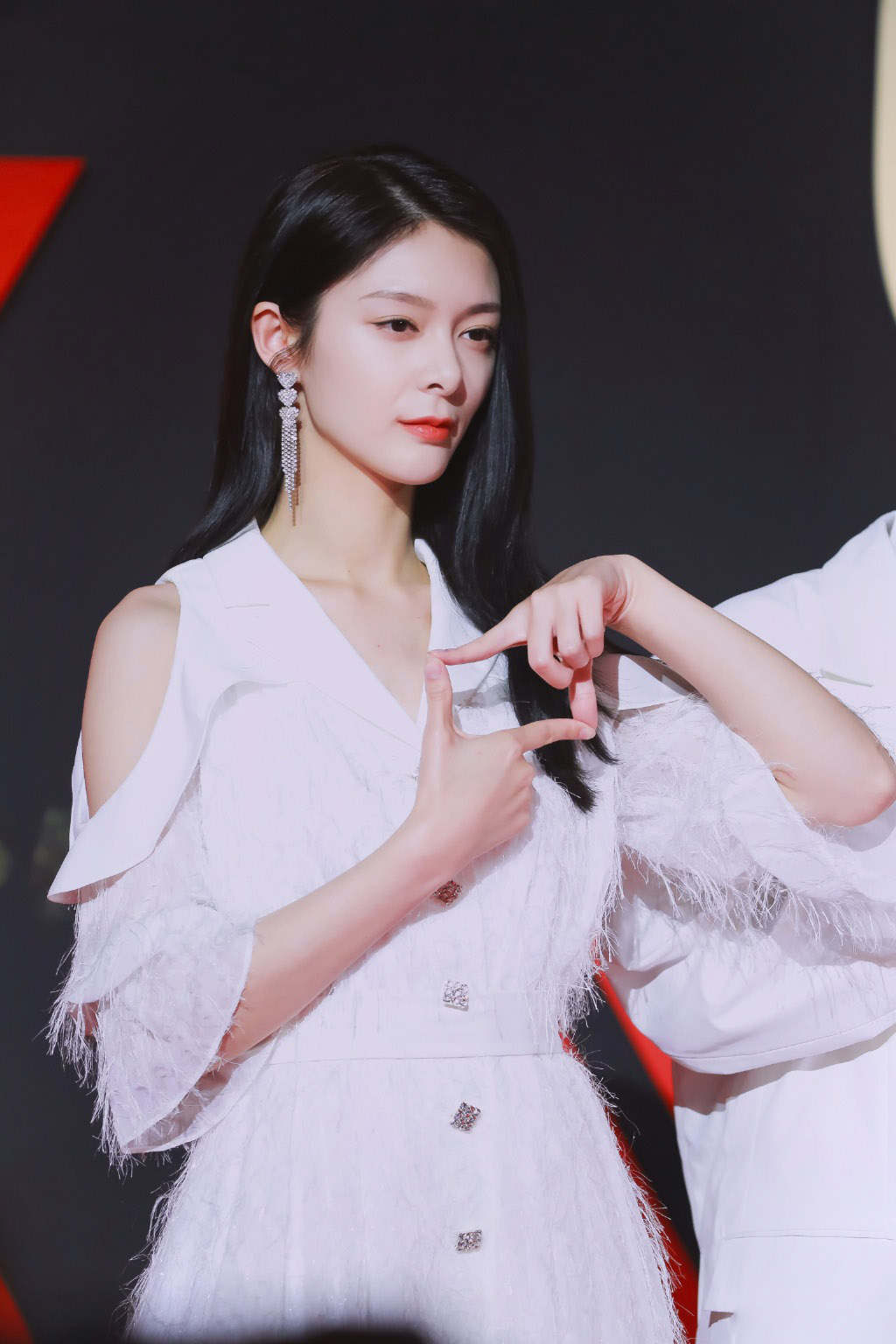 原创傅菁的红唇也太好看了吧,穿白裙气质出众,网友:红唇美女!