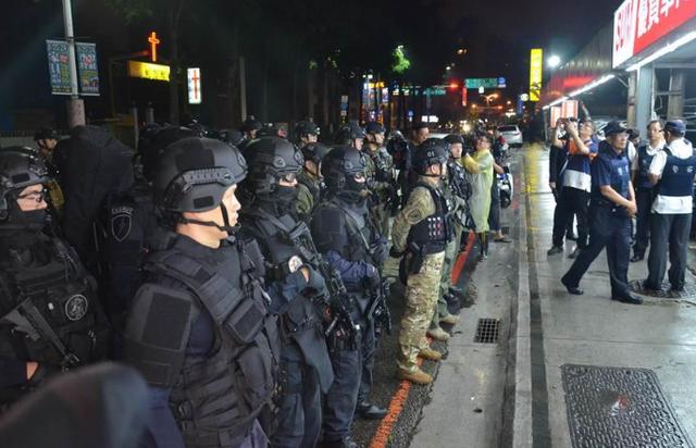 台湾警匪大片:2歹徒持ak47手榴弹劫9人,警方请出帮派"大哥"