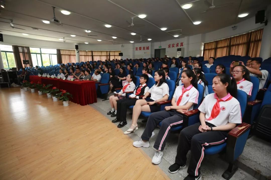 翔61心灵驿站引悟幸福让心飞翔南翔中学举行区点亮心灯心理健康教育