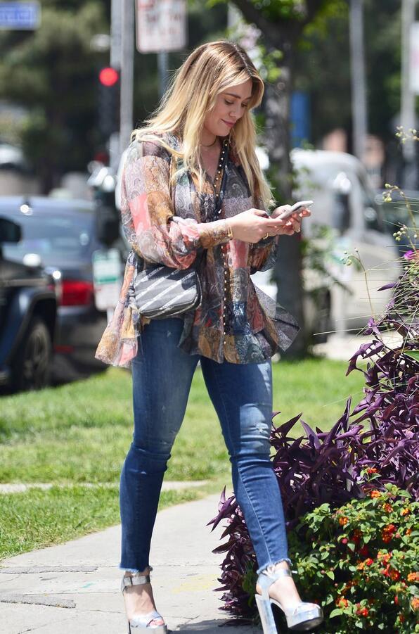 女星希拉里·达夫洛杉矶街头拍照,她有一种特别的魅力_duff