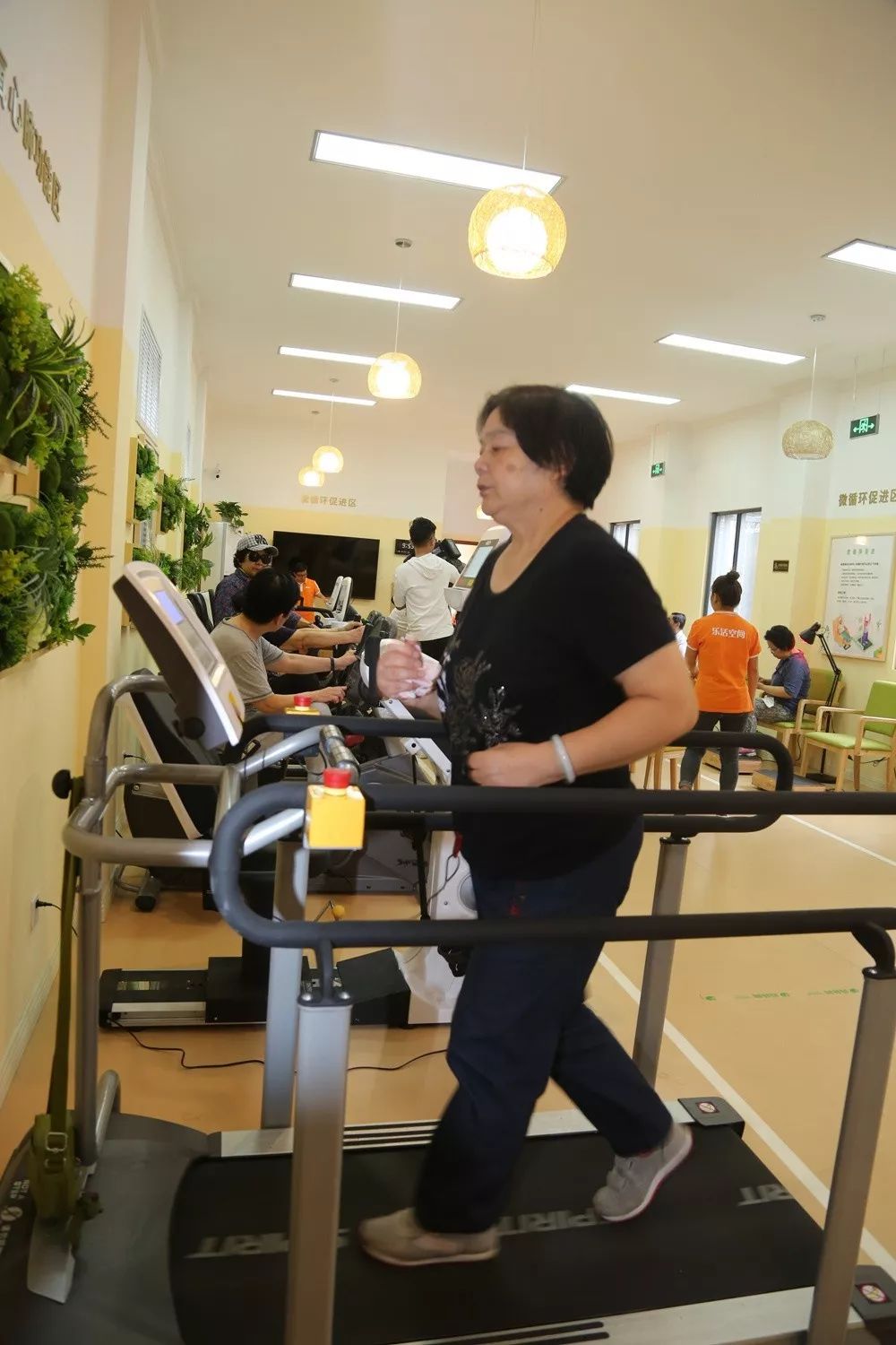 和曲阳路街道为满足运光新村周边老年居民对科学健身和运动场地的需求