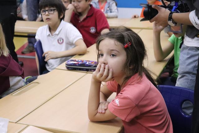 德国小朋友体验扎染技艺 感受跨越国界的传统文化