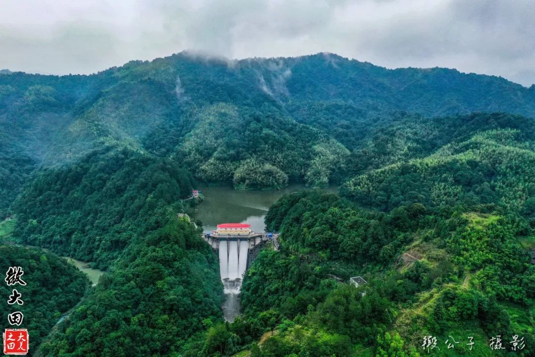 航拍福建大田坑口水库开闸泄洪壮观