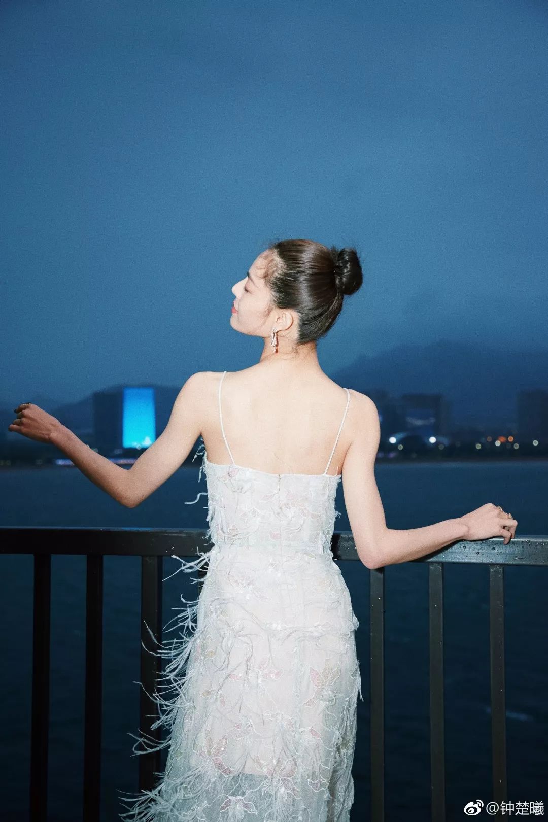 文淇露背装气质超能打同款美背4个动作就能拥有