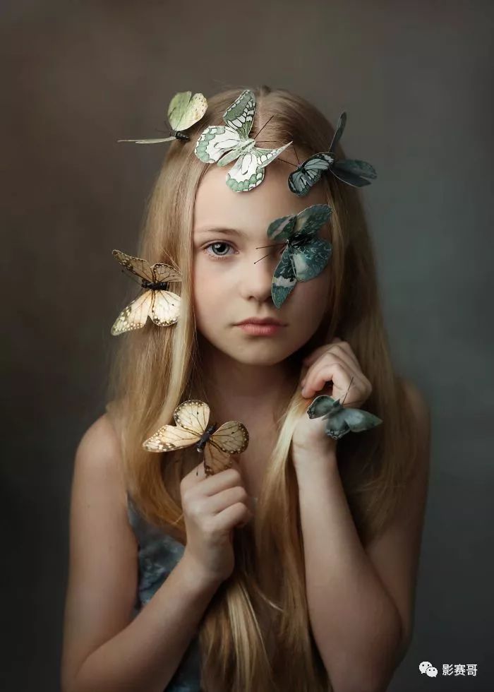 获得2018年10月cpc肖像奖 - 波兰monika serek的"之间"奖.