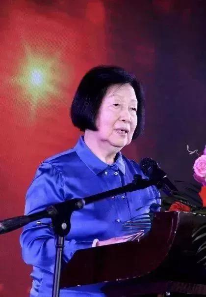 会议还举行了公益慈善活动,活动由中央电视台主持人赵宝乐,刘菩主持.