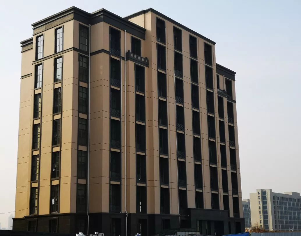 外景实拍深蓝中心位于泰安市东部新区,项目总建筑面积11万平方米,由七