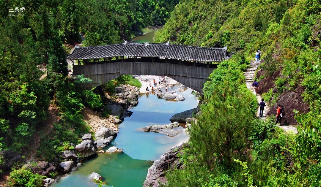 《明山寺全貌》 吴维泉西旸镇位于泰顺县城西南方向,距县城25公里,镇