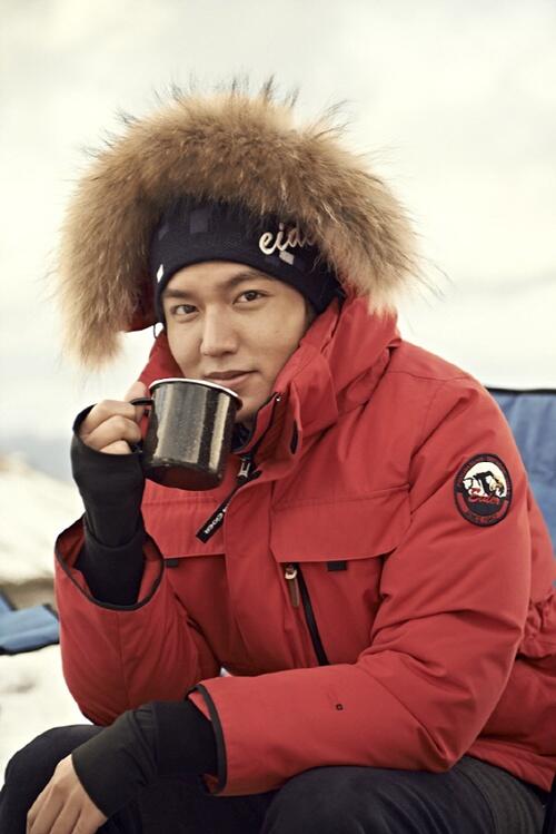 红衣的李敏镐气质散发,无论是正装还是休闲装或者羽绒都完美