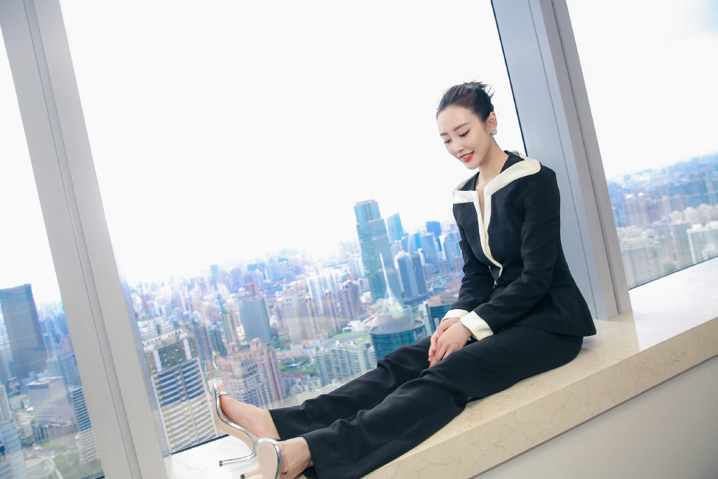 女演员李纯性感干练时尚写真